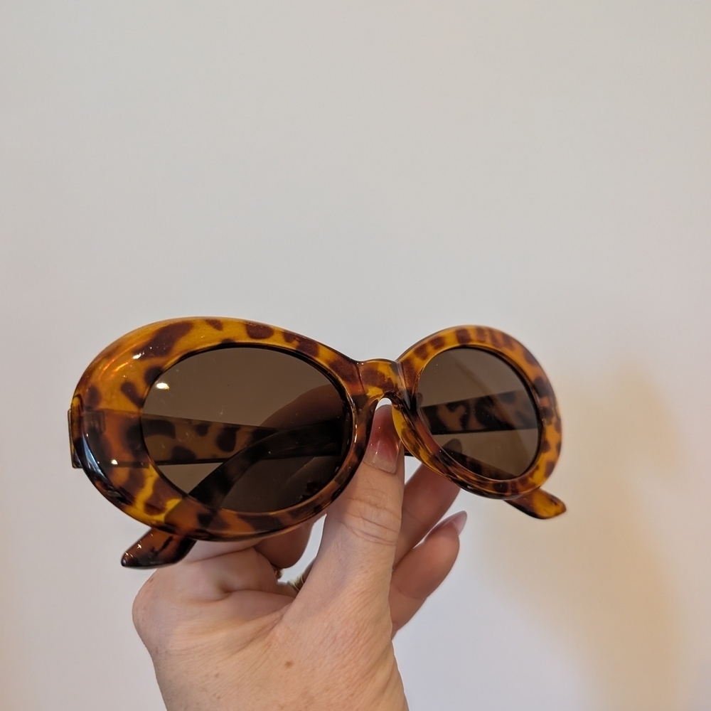 Retro Tortoise Shell Oval Sunglasses - Picture 2 of 8